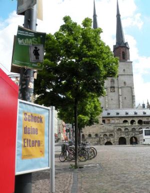 Auf dem Hallmarkt wurde dieser Aufsteller, mit Blick auf die Marktkirche, gefunden.